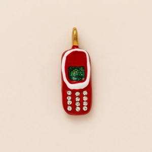Dettaglio del ciondolo a forma di telefono vintage con smalto rosso e piccoli strass