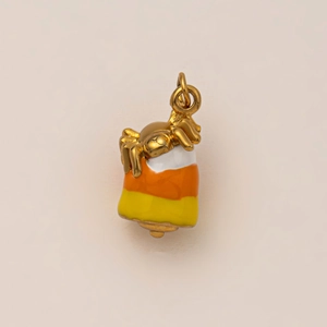 Détail macro du pendentif Halloween candy corn avec araignée dorée pour bijoux DIY