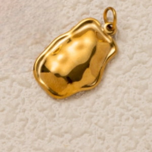 Vue détaillée d'un pendentif irrégulier en plaqué or 18 carats pour création de bijoux DIY