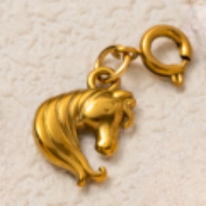 Vue détaillée d'un pendentif tête de cheval plaqué or 18K avec texture de crinière