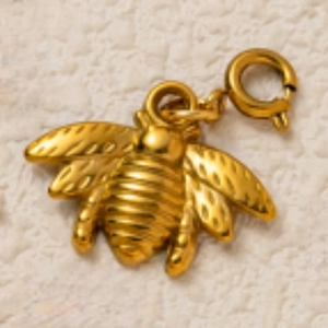 Vue macro détaillée d'un pendentif abeille plaqué or 18 carats avec ailes texturées