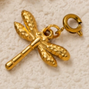 Vue macro d'un pendentif libellule plaqué or 18K avec des ailes finement texturées