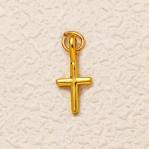 Vue détaillée d'un pendentif croix plaqué or avec texture organique pour bijoux DIY