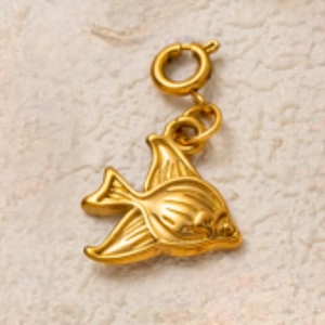 Vue macro d'un pendentif poisson doré avec détails gravés et fermoir à ressort