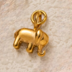 Vue détaillée d'un pendentif éléphant plaqué or 18K pour la création de bijoux DIY
