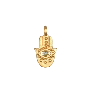 Détail du pendentif Main de Fatma doré avec motif œil protecteur et pierre verte