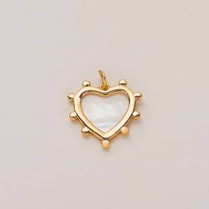 Détail d'un pendentif cœur plaqué or 14K avec incrustation de nacre et perles dorées