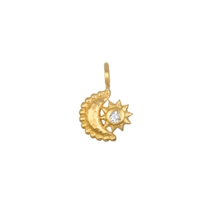 Vue macro d'un pendentif céleste plaqué or 18 carats avec motifs étoile et lune