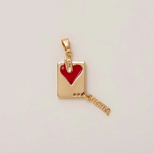 Détail du pendentif tarot plaqué or avec cœur en émail rouge et breloque mama