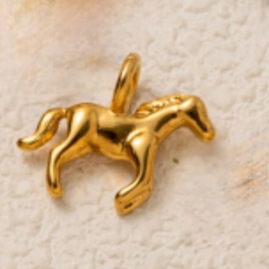 Vue macro d'un pendentif cheval en acier inoxydable plaqué or 18 carats pour bijoux DIY