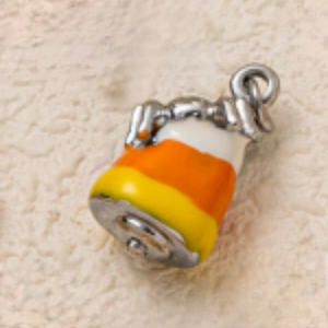 Détail du pendentif de bonbon avec main de squelette argentée et anneau doré 18 carats
