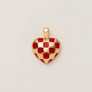 Détail d'un pendentif coeur plaqué or avec motif damier en émail rouge et doré brillant