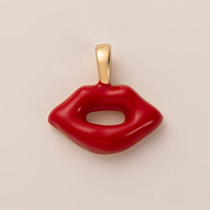 Vue détaillée du pendentif lèvres en émail rouge avec bélière dorée pour bijoux