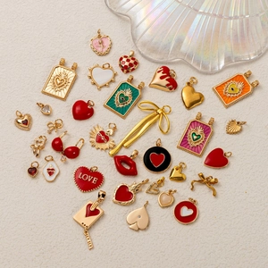 Assortiment de breloques émaillées dorées avec cœur, nœud et carte de tarot pour bijoux