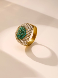 Détail de la bague plaquée or avec micro-serti de zircons 5A blancs et verts brillants