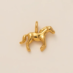Dettaglio macro del ciondolo a forma di cavallo in acciaio inossidabile placcato oro 18K