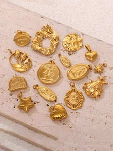 Dettaglio di ciondoli in acciaio inossidabile placcati oro 18k con disegni a stella e cuore