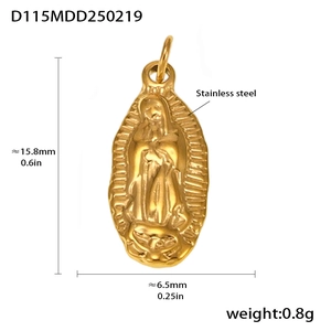 Dettaglio macro del ciondolo Vergine Maria in acciaio dorato 18k che mostra la dimensione
