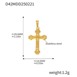 Diagramme détaillé d'un pendentif crucifix en acier doré avec dimensions et spécifications
