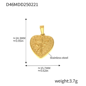 Vue détaillée du pendentif cœur en acier inoxydable avec motif rose et dimensions