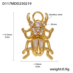 Detalle de colgante de escarabajo chapado en oro 18k con circonitas y medidas
