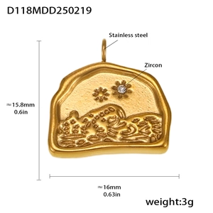 Dettaglio del ciondolo sole placcato oro 18k con dimensioni e dettagli degli zirconi