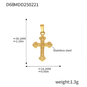 Détail macro montrant les dimensions du pendentif crucifix plaqué or 18 carats et acier