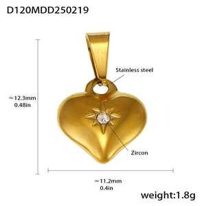 Dettaglio del ciondolo a cuore placcato oro 18k con dimensioni 12,3 mm per 11,2 mm