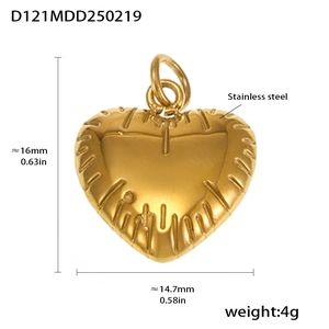 Vista macro di un ciondolo a cuore in oro 18k con trama radiale e dimensioni in mm