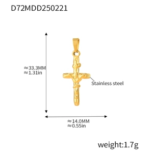 Vue détaillée d'un pendentif croix crucifix en acier inoxydable plaqué or 18 carats