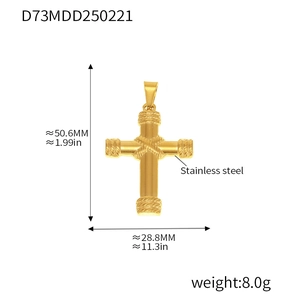 Vue détaillée du pendentif croix en acier inoxydable plaqué or 18 carats avec texture