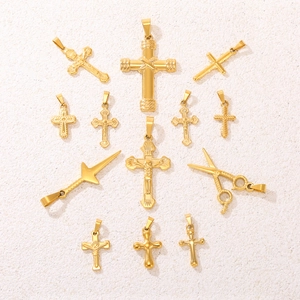 Lot de 12 pendentifs en acier doré comprenant des croix religieuses et des formes de sabre