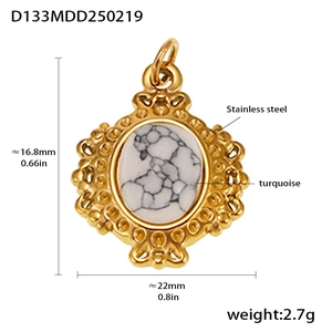Dettaglio del ciondolo turchese ovale con dimensioni 16,8mm x 22mm in acciaio inox dorato