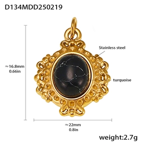 Dettaglio del ciondolo in acciaio placcato oro 18k con dimensioni e pietra turchese nero