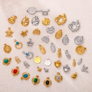 Varios dijes chapados en oro 18k con turquesa azul y formas de estrellas celestiales