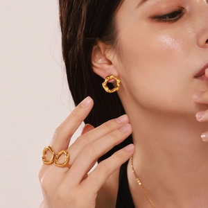 Collezione Gioielli in Acciaio Inossidabile Irregolare Texture Lava Anello Geometrico E Orecchini a Bottone Accessorio Moda Minimalista Gioielli Donna Oro Argento Placcato