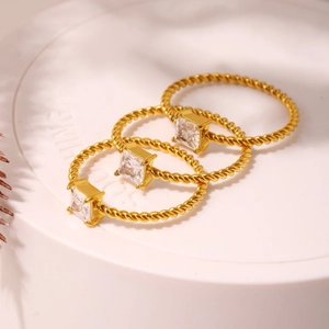 Σετ τριών χρυσών στριφτών δαχτυλιδιών για γυναίκες με τετράγωνα ζιργκόν σε δέσιμο τεσσάρων δοντιών