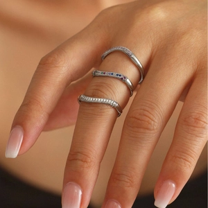 Set van drie golfvormige titanium stalen ringen met gekleurde zirkonia in micro-zetting