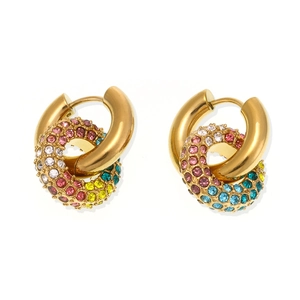Goldene Creolen mit ineinandergreifenden Ringen und bunten Kristall-Pavé-Verzierungen