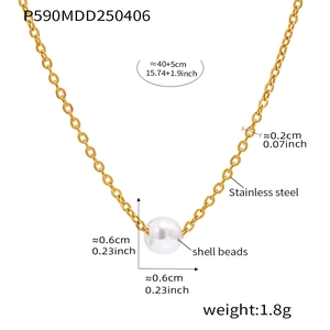 Dettaglio di una collana in acciaio inossidabile dorato con perla di conchiglia da 6 mm