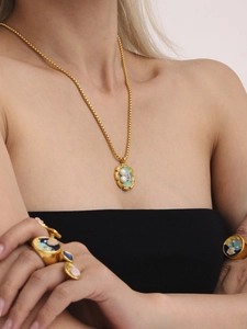 Dettaglio della collana con rose in smalto dorato e anelli coordinati con perle d'acqua dolce