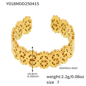 Détail d'une bague étoile dorée en acier inoxydable avec bords perlés et largeur 0,8 cm