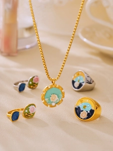 Dettaglio della collana di perle d'acqua dolce e anelli rosa smaltata nel set