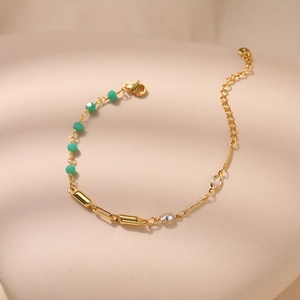 Pulsera minimalista bañada en oro de 18K con cuentas verde menta y piedras de circón