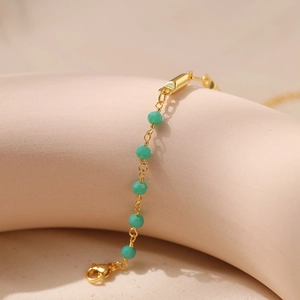 Pulsera minimalista chapada en oro de 18 quilates con cuentas de piedra verde facetada