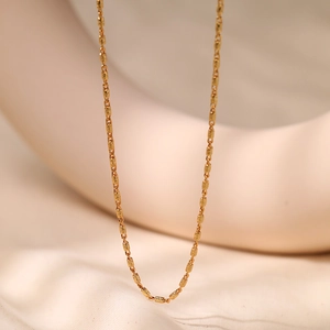 Gargantilla minimalista de latón chapado en oro de 18K con acabado de arena granulada