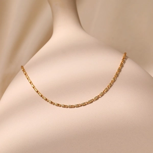 Collar minimalista de latón bañado en oro de 18K con eslabones brillantes en un modelo