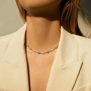 Collar de Ojo Turco chapado en oro 18K con margaritas en el cuello de una mujer