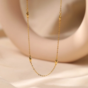 Collar minimalista de latón bañado en oro de 18K con cuatro cuentas metálicas de olivo