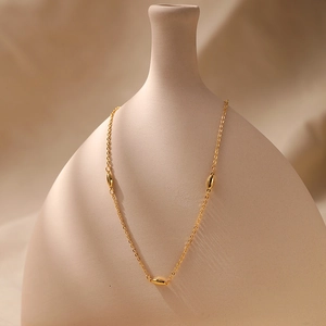 Collar minimalista de latón chapado en oro de 18K con tres colgantes de perlas doradas